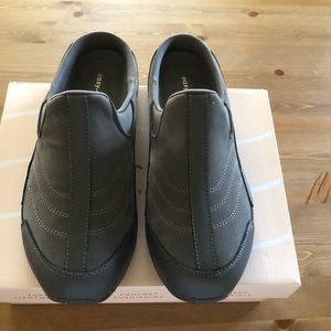 Easy Spirit Time travel Leather Clogs